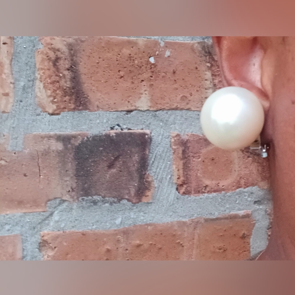Rare Giant clip on pearl studs - Picture 3 of 3